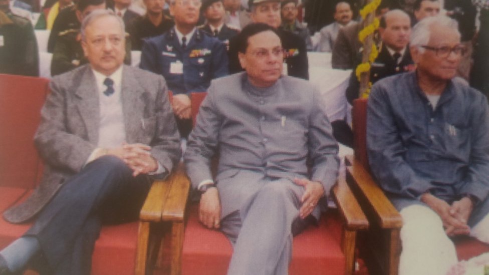 रक्षा मंत्री जॉर्ज फर्नांडीस और रक्षा राज्य मंत्री हरिन पटेल के साथ योगेंद्र नारायण रक्षा मंत्री जॉर्ज फर्नांडीस और रक्षा राज्य मंत्री हरिन पटेल के साथ योगेंद्र नारायण