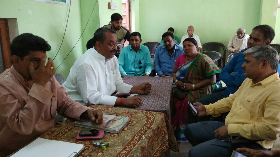 अपने कार्यालय में समाजवादी पार्टी के गोरखपुर ज़िलाध्यक्ष प्रह्लाद यादव अपने कार्यालय में समाजवादी पार्टी के गोरखपुर ज़िलाध्यक्ष प्रह्लाद यादव