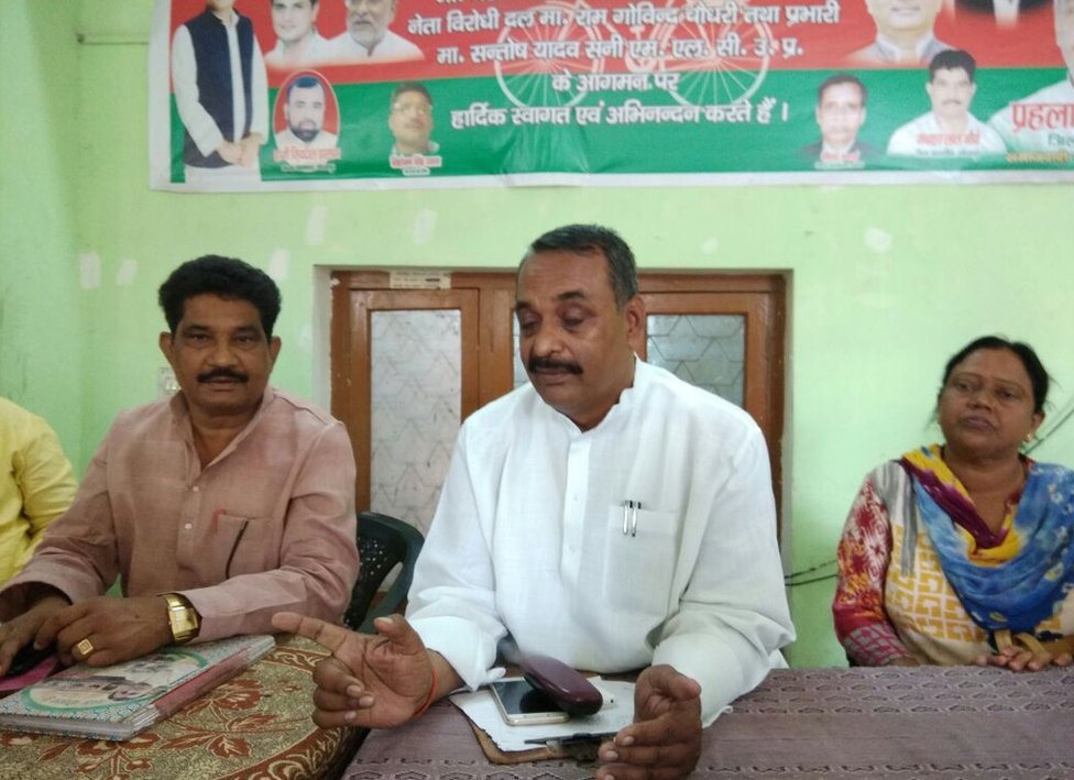अपने कार्यालय में समाजवादी पार्टी के गोरखपुर ज़िलाध्यक्ष प्रह्लाद यादव अपने कार्यालय में समाजवादी पार्टी के गोरखपुर ज़िलाध्यक्ष प्रह्लाद यादव