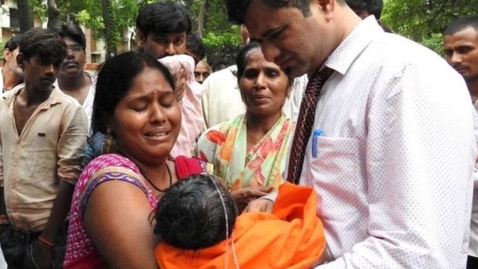 अगस्त में गोरखपुर के सरकारी अस्पताल में 70 बच्चों की ऑक्सीजन की कमी से मौत हो गई थी अगस्त में गोरखपुर के सरकारी अस्पताल में 70 बच्चों की ऑक्सीजन की कमी से मौत हो गई थी