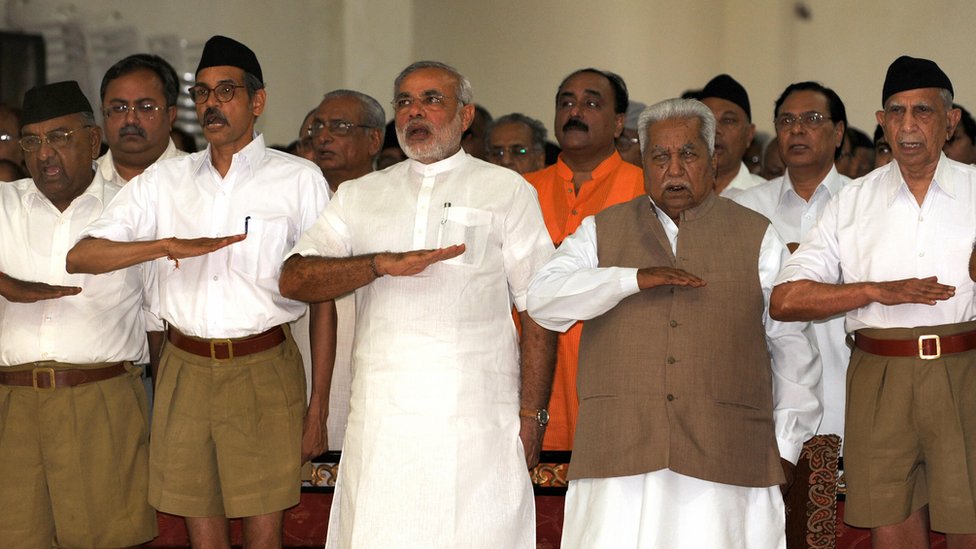 आरएसएस पदाधिकारियों के साथ मोदी आरएसएस पदाधिकारियों के साथ मोदी