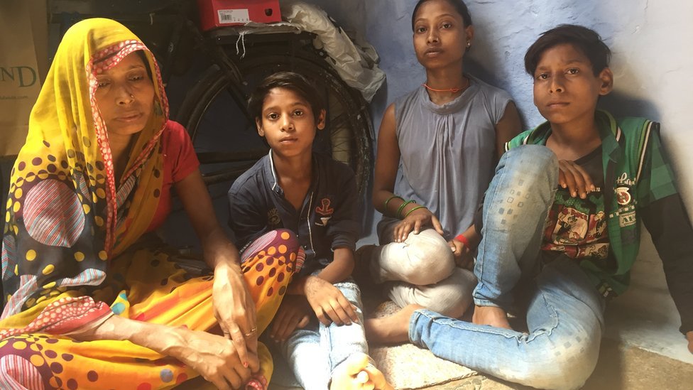 राकेश की पत्नी रामवती और बच्चे राकेश की पत्नी रामवती और बच्चे