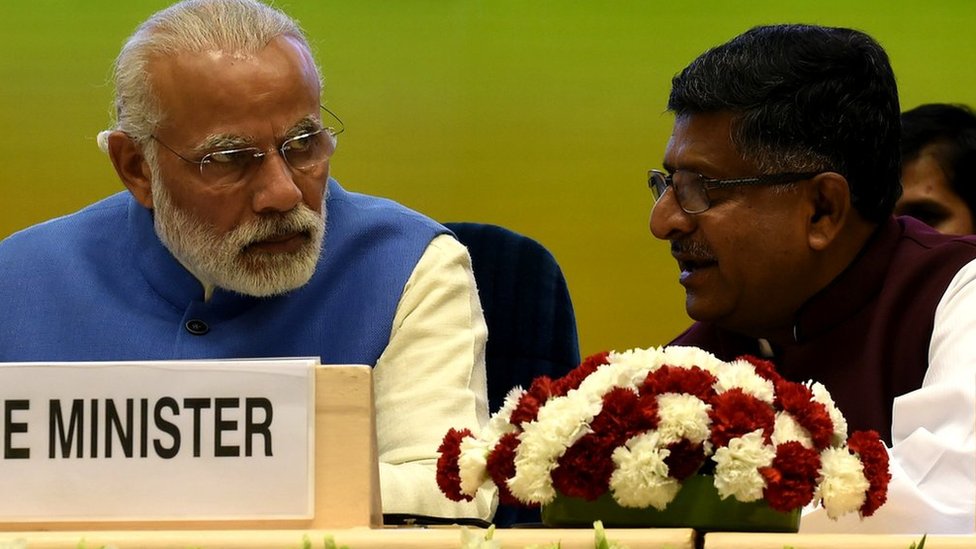 प्रधानमंत्री नरेंद्र मोदी और कानून मंत्री रवि शंकर प्रसाद प्रधानमंत्री नरेंद्र मोदी और कानून मंत्री रवि शंकर प्रसाद