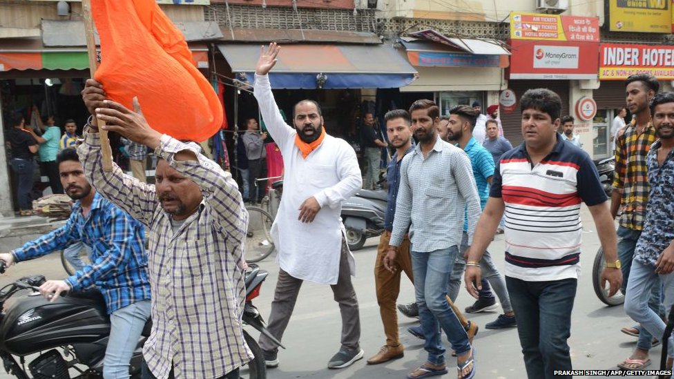 दलितों के प्रदर्शन के विरोध में रैली दलितों के प्रदर्शन के विरोध में रैली