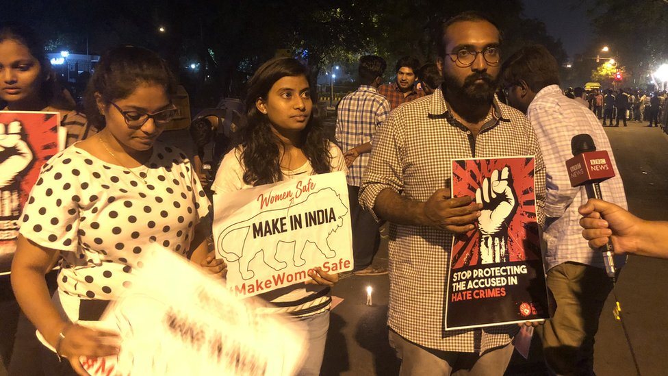 कठुआ और उन्नाव रेप की घटनाओं को लेकर सड़कों पर उतरे लोग कठुआ और उन्नाव रेप की घटनाओं को लेकर सड़कों पर उतरे लोग