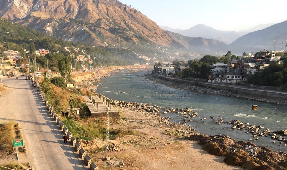 मुज़फ़्फ़राबाद शहर का नज़ारा, शहर को दो हिस्सों में बाँटती नीलम नदी मुज़फ़्फ़राबाद शहर का नज़ारा, शहर को दो हिस्सों में बाँटती नीलम नदी