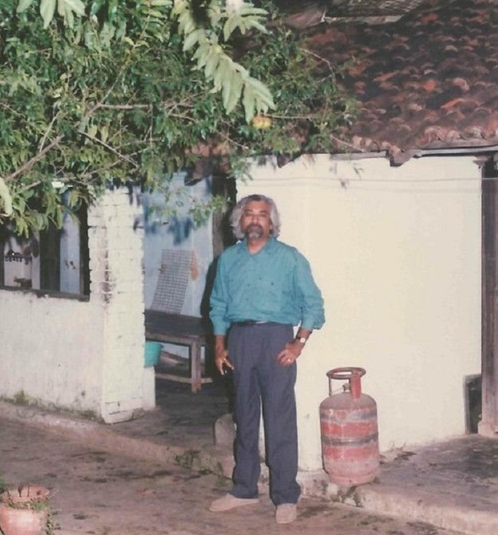 सैम पित्रोदा तितलागढ़ के अपने पैतृक निवास पर सैम पित्रोदा तितलागढ़ के अपने पैतृक निवास पर
