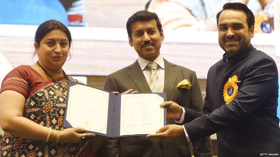 फ़िल्म न्यूटन के लिए अवार्ड प्राप्त करते पंकज त्रिपाठी फ़िल्म न्यूटन के लिए अवार्ड प्राप्त करते पंकज त्रिपाठी