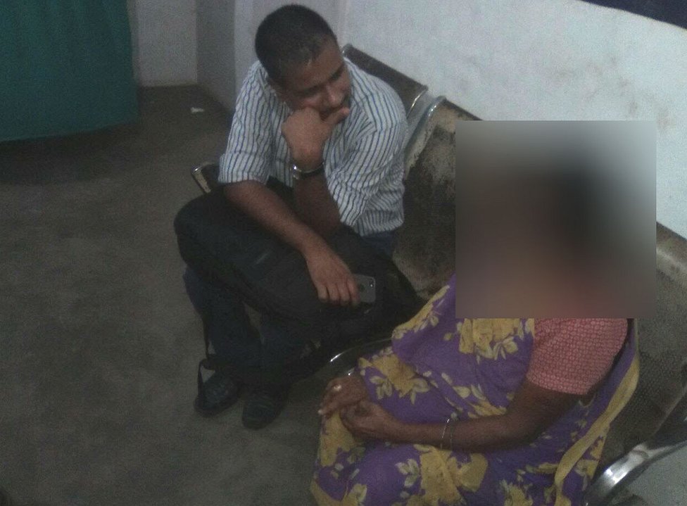 पीड़िता के परिवार वालों से बात करते रवि प्रकाश पीड़िता के परिवार वालों से बात करते रवि प्रकाश