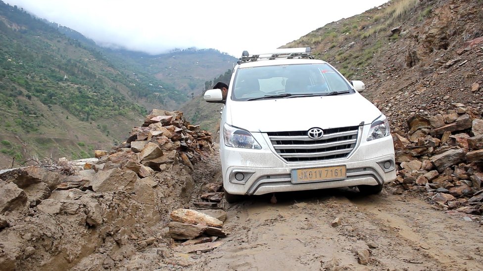यहां पहुंचने के लिए पहले डोडा से 55 मील चट्टानी सड़कों से होकर जाना पड़ता है यहां पहुंचने के लिए पहले डोडा से 55 मील चट्टानी सड़कों से होकर जाना पड़ता है