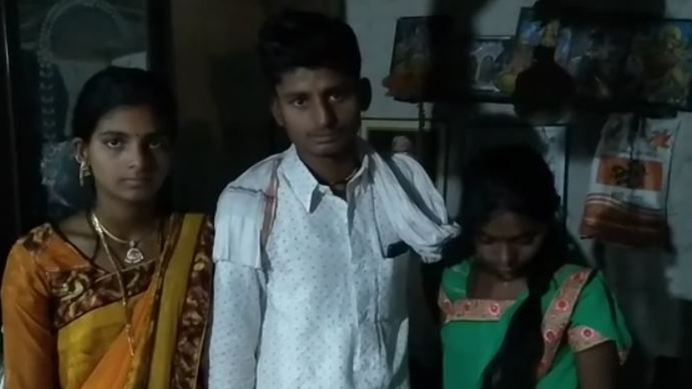 पति साईनाथ के साथ राजश्री और धुरपता शिरगिरे पति साईनाथ के साथ राजश्री और धुरपता शिरगिरे