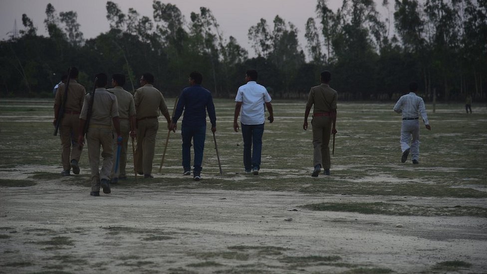 13 टीमें कुत्तों की तलाश कर रहीं हैं 13 टीमें कुत्तों की तलाश कर रहीं हैं