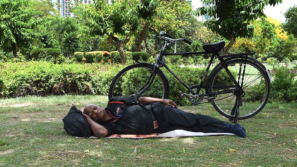 पार्क में सोता एक गार्ड पार्क में सोता एक गार्ड