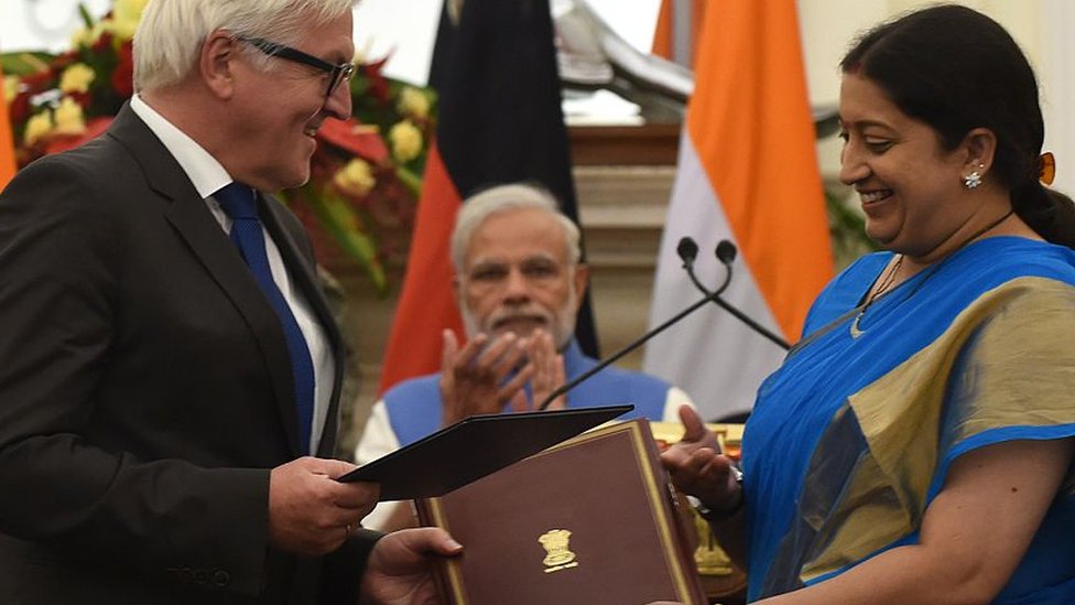 स्मृति इरानी और पीएम नरेंद्र मोदी स्मृति इरानी और पीएम नरेंद्र मोदी