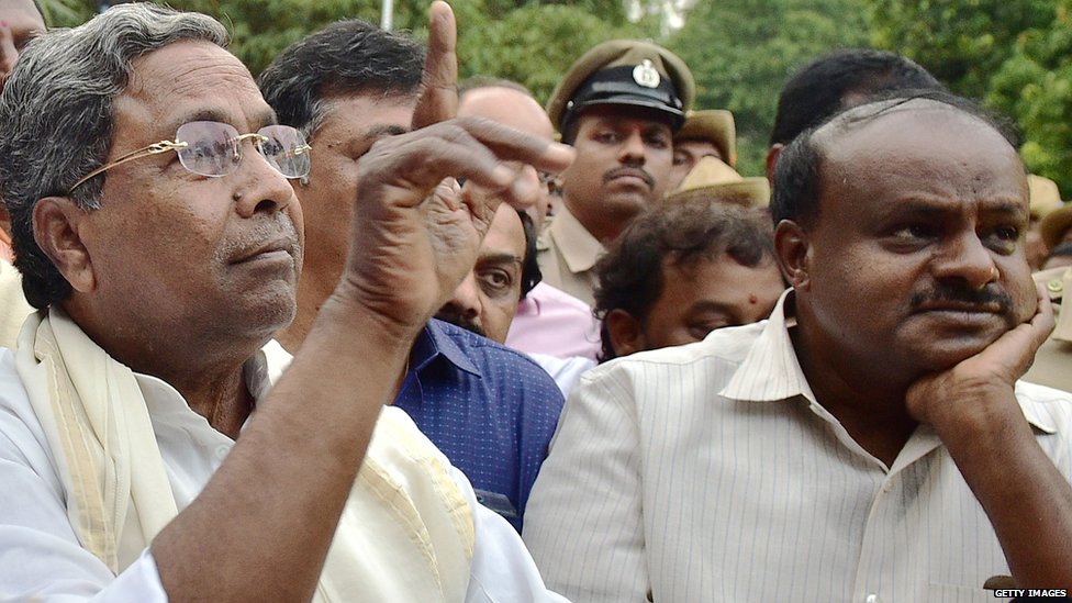 राजभवन में राज्यपाल के समक्ष अपनी सरकार बनाने का दावा पेश करने पहुंचे सिद्धारमैय(बाएं) और एच डी कुमारास्वामी राजभवन में राज्यपाल के समक्ष अपनी सरकार बनाने का दावा पेश करने पहुंचे सिद्धारमैय(बाएं) और एच डी कुमारास्वामी