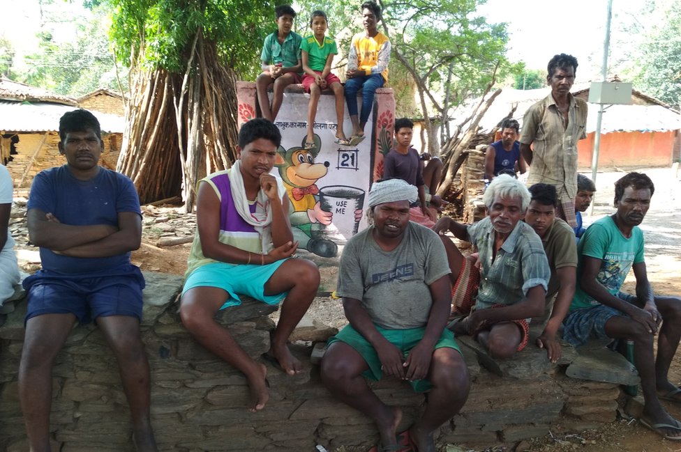 आदिवासी ठुकरा रहे सरकारी पक्के का मकान आदिवासी ठुकरा रहे सरकारी पक्के का मकान