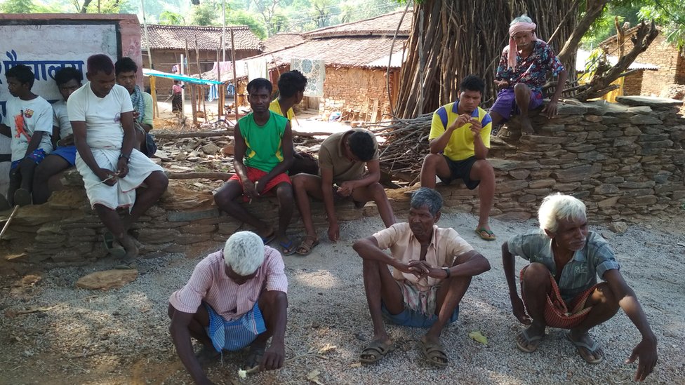 आदिवासी ठुकरा रहे सरकारी पक्के का मकान आदिवासी ठुकरा रहे सरकारी पक्के का मकान