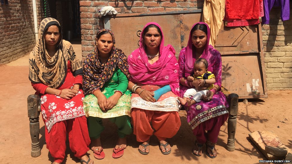 वकीला सैफी की मौत दंगों में हो गई थी. तस्वीर में मौजूद उनकी चारों बहुएं कांधला के जडाना मोहल्ले में रहती हैं, वकीला का परिवार उनकी हत्या का मामला वापिस लेने के लिए तैयार नहीं है. वकीला सैफी की मौत दंगों में हो गई थी. तस्वीर में मौजूद उनकी चारों बहुएं कांधला के जडाना मोहल्ले में रहती हैं, वकीला का परिवार उनकी हत्या का मामला वापिस लेने के लिए तैयार नहीं है.
