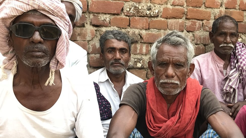 बथानी टोला नरसंहार के चास्म्दीद (बाएं से) हीरालाल, यमुना राम, कपिल और मारवारी चौधरी मल्लाह बथानी टोला नरसंहार के चास्म्दीद (बाएं से) हीरालाल, यमुना राम, कपिल और मारवारी चौधरी मल्लाह