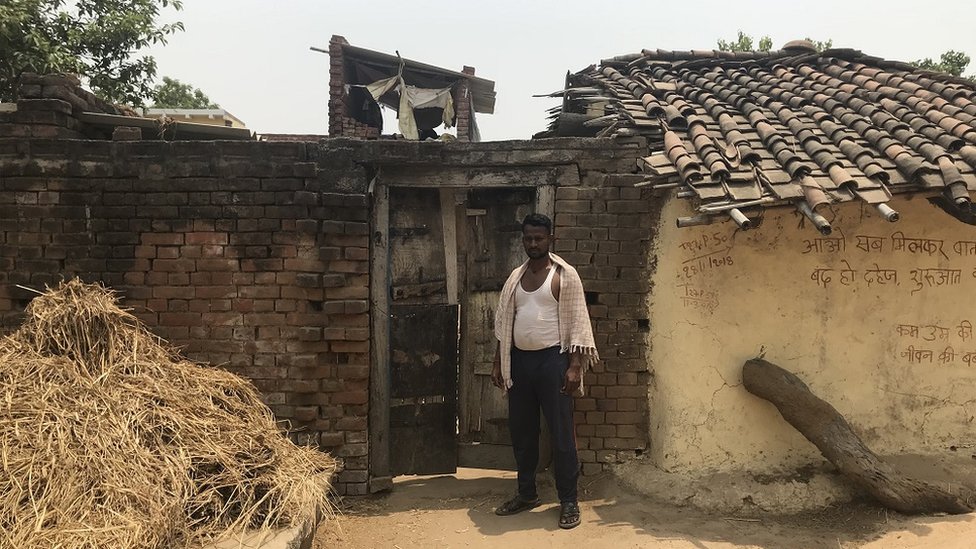 बाथे नरसंहार में 57 दलितों की हत्या हुई. अक्टूबर 2013 में पटना उच्च न्यायलय ने इस मामले में आरोपी सभी 23 लोगों को रिहा कर दिया. तस्वीर में पीड़ित महेश कुमार खड़े हैं जिनके परिवार के 4 सदस्य इस हत्याकांड में मारे गए बाथे नरसंहार में 57 दलितों की हत्या हुई. अक्टूबर 2013 में पटना उच्च न्यायलय ने इस मामले में आरोपी सभी 23 लोगों को रिहा कर दिया. तस्वीर में पीड़ित महेश कुमार खड़े हैं जिनके परिवार के 4 सदस्य इस हत्याकांड में मारे गए