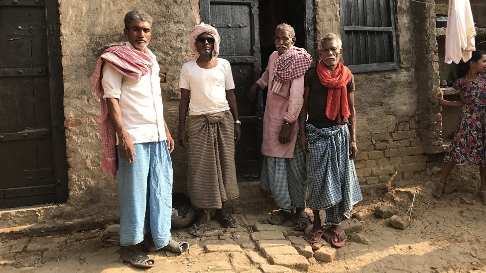 नरसंहार में हुई गोलीबारी के दौरान अपने दरवाज़े में लगी गोली दिखाते पीड़ित नरसंहार में हुई गोलीबारी के दौरान अपने दरवाज़े में लगी गोली दिखाते पीड़ित