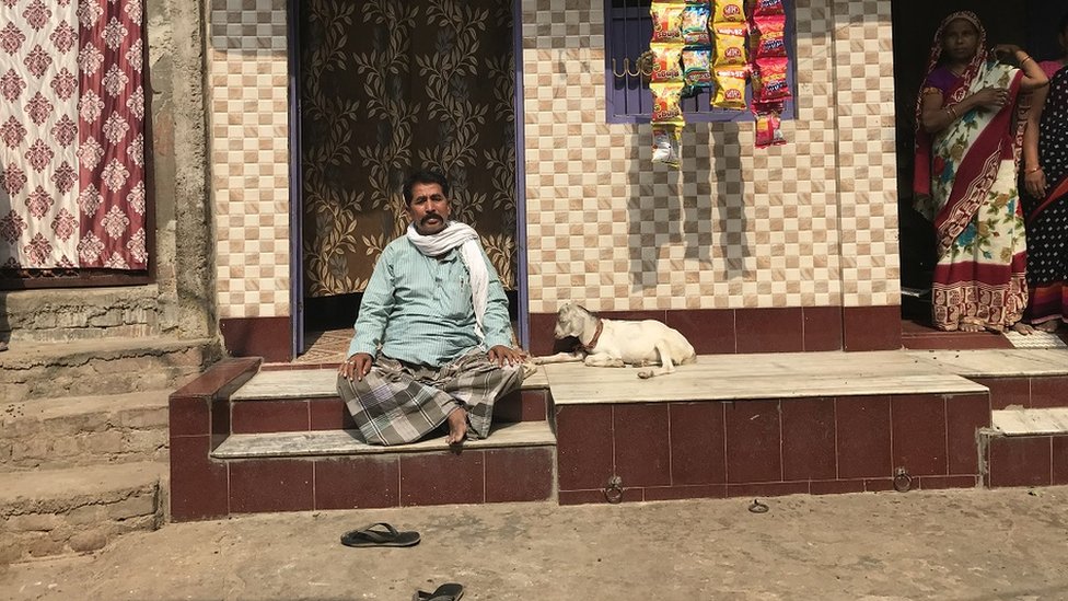आरा में बने अपने नए घर के सामने बैठे पीड़ित मोहमम्द नईमुद्दीन आरा में बने अपने नए घर के सामने बैठे पीड़ित मोहमम्द नईमुद्दीन