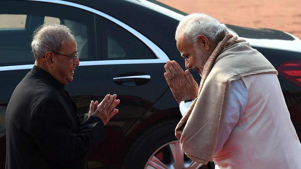 मोदी के साथ प्रणब मुखर्जी मोदी के साथ प्रणब मुखर्जी