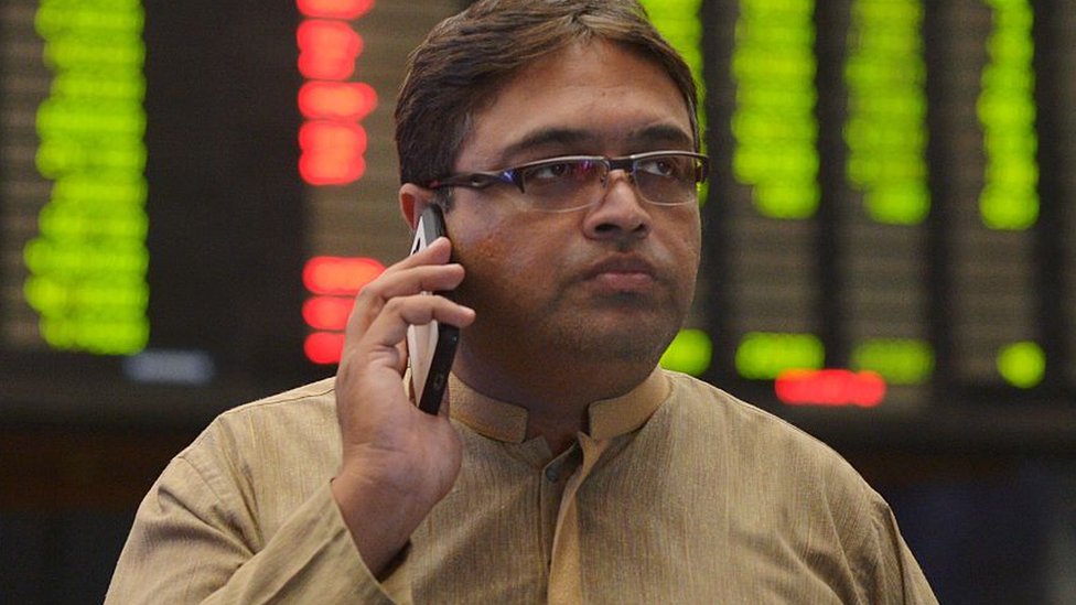 मोबाइल पर बात करता एक शख्स मोबाइल पर बात करता एक शख्स