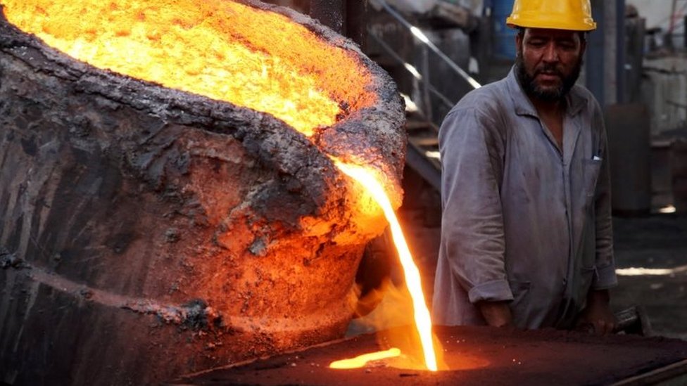 काहिरा की एक फैक्ट्री में एक कर्मचारी काहिरा की एक फैक्ट्री में एक कर्मचारी