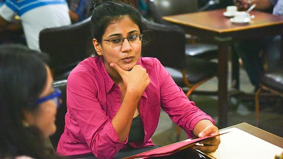 हिंदी सिखाने वाली लड़की हिंदी सिखाने वाली लड़की