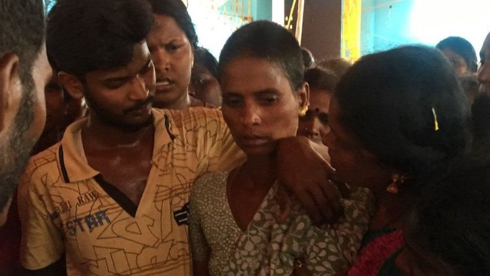प्रदीपा के भाई प्रवीण राज अपनी मां अमुधा के साथ प्रदीपा के भाई प्रवीण राज अपनी मां अमुधा के साथ