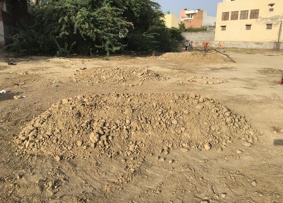 हापुड़ में व्यक्ति की पीट-पीट कर हत्या, कब्र की तस्वीर हापुड़ में व्यक्ति की पीट-पीट कर हत्या, कब्र की तस्वीर