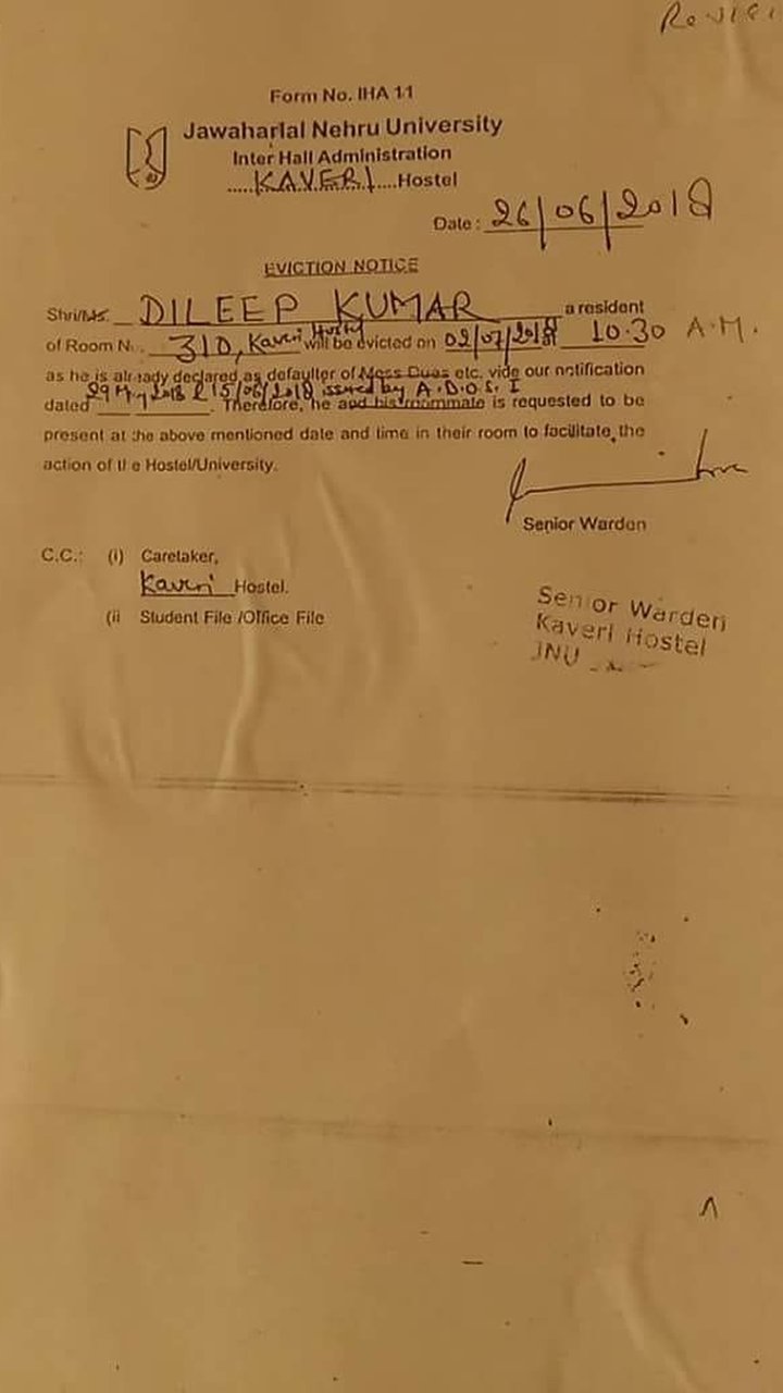 दिलीप को मिली हॉस्टल ट्रांसफ़र नोटिस की कॉपी दिलीप को मिली हॉस्टल ट्रांसफ़र नोटिस की कॉपी