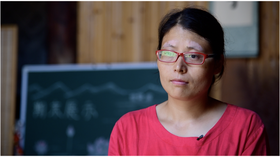 नौ साल के डैन्यू की मां रुई लियान लियान स्कूल में बेटे के प्रदर्शन से बहुत संतुष्ट थीं. नौ साल के डैन्यू की मां रुई लियान लियान स्कूल में बेटे के प्रदर्शन से बहुत संतुष्ट थीं.