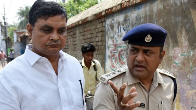 सफेद शर्ट में ब्रजेश ठाकुर सफेद शर्ट में ब्रजेश ठाकुर