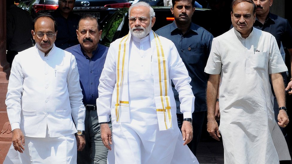 नरेंद्र मोदी और अन्य मंत्री नरेंद्र मोदी और अन्य मंत्री