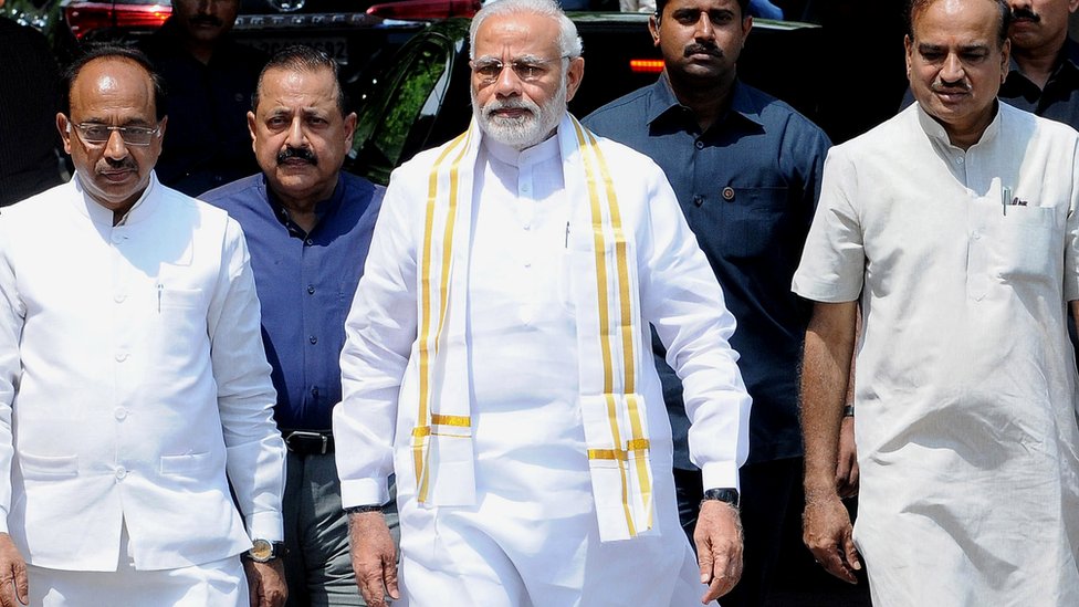 मोदी एवं अन्य मंत्री मोदी एवं अन्य मंत्री