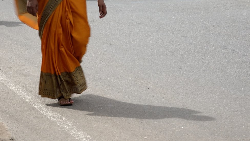 सड़क पर औरत सड़क पर औरत