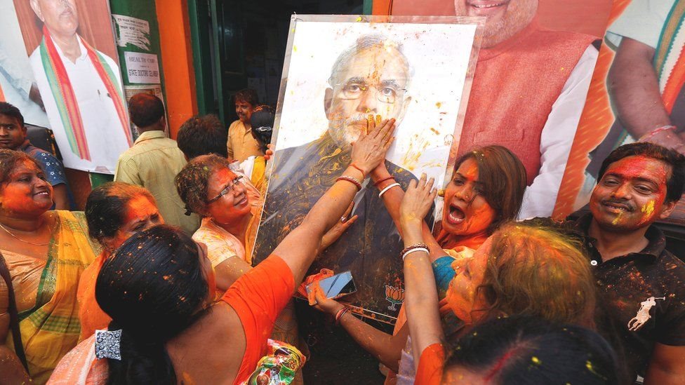 जीत के बाद मोदी की तस्वीर क साथ कार्यकर्ता जीत के बाद मोदी की तस्वीर क साथ कार्यकर्ता