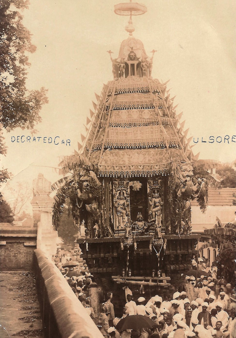 हिंदू मंदिर का दृश्य जहां भक्तों को मंदिर के द्वार पर देखा जा सकता है. हिंदू मंदिर का दृश्य जहां भक्तों को मंदिर के द्वार पर देखा जा सकता है.