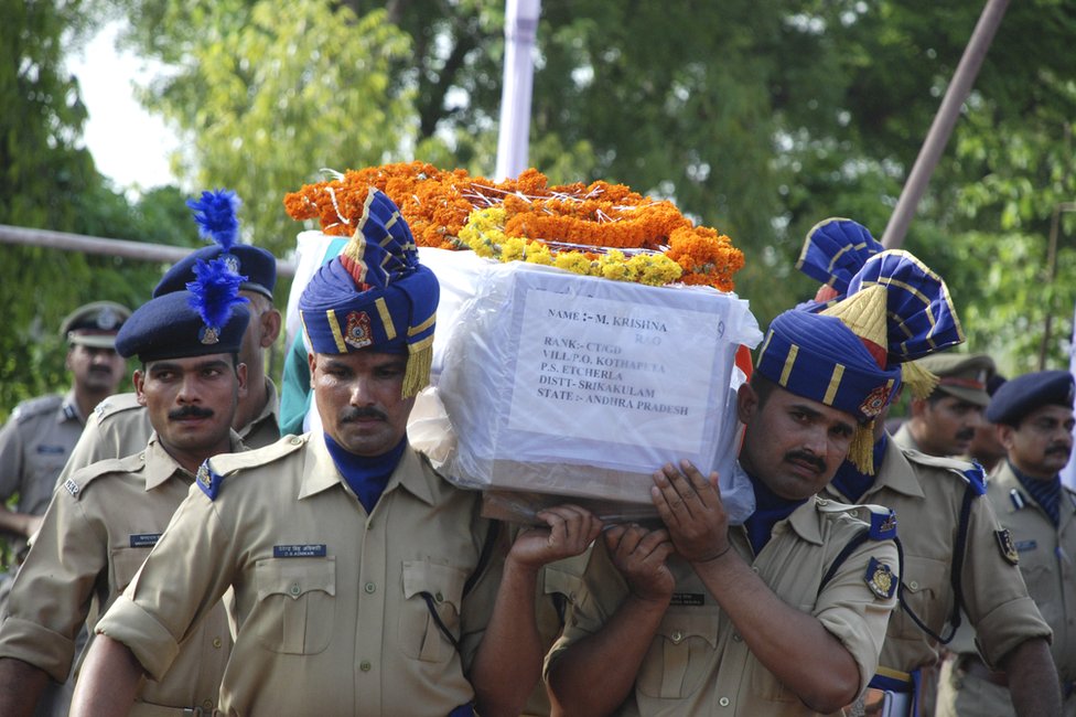माओवादी हमले में मारे गए अपने एक साथी का पार्थिव शरीर ले जाते भारतीय सैनिक माओवादी हमले में मारे गए अपने एक साथी का पार्थिव शरीर ले जाते भारतीय सैनिक