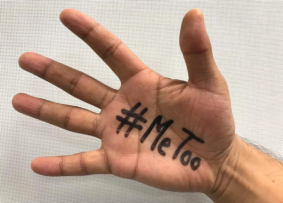 हाथ जिस पर #MeToo हैशटैग लिखा है हाथ जिस पर #MeToo हैशटैग लिखा है