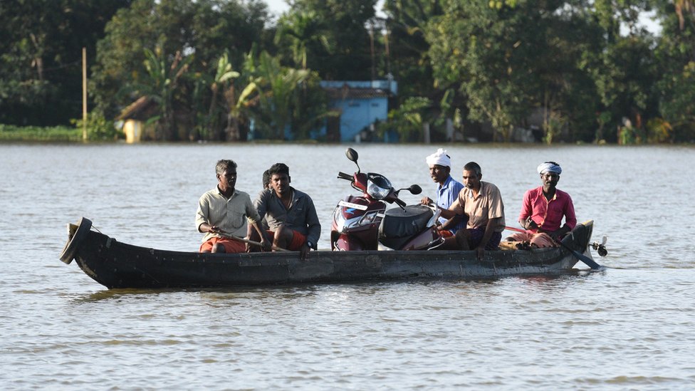 केरल में आई बाढ़ केरल में आई बाढ़