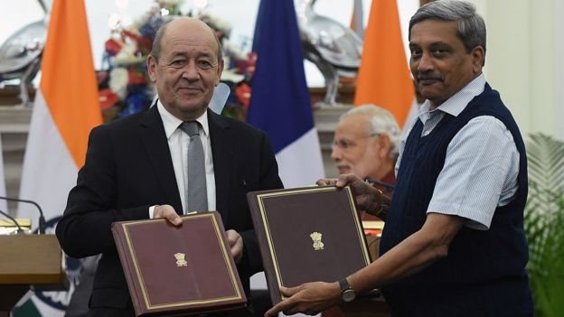 फ़्रांस के रक्षा मंत्री के साथ तत्कालीन रक्षा मंत्री मनोहर पर्रिकर फ़्रांस के रक्षा मंत्री के साथ तत्कालीन रक्षा मंत्री मनोहर पर्रिकर