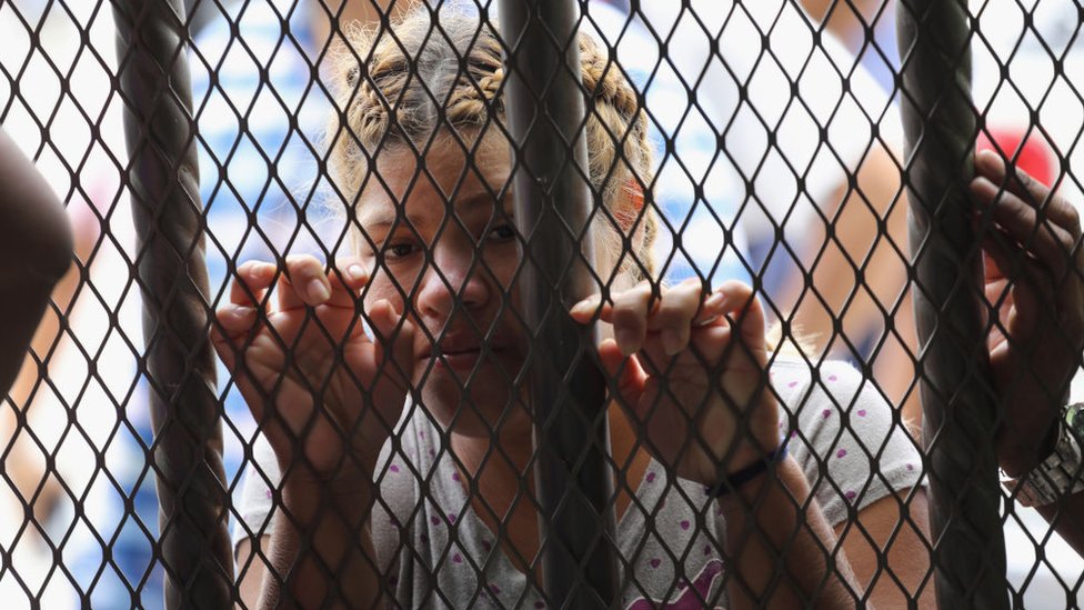 Una mujer detrás de las rejas en la frontera entre México y Guatemala. Una mujer detrás de las rejas en la frontera entre México y Guatemala.