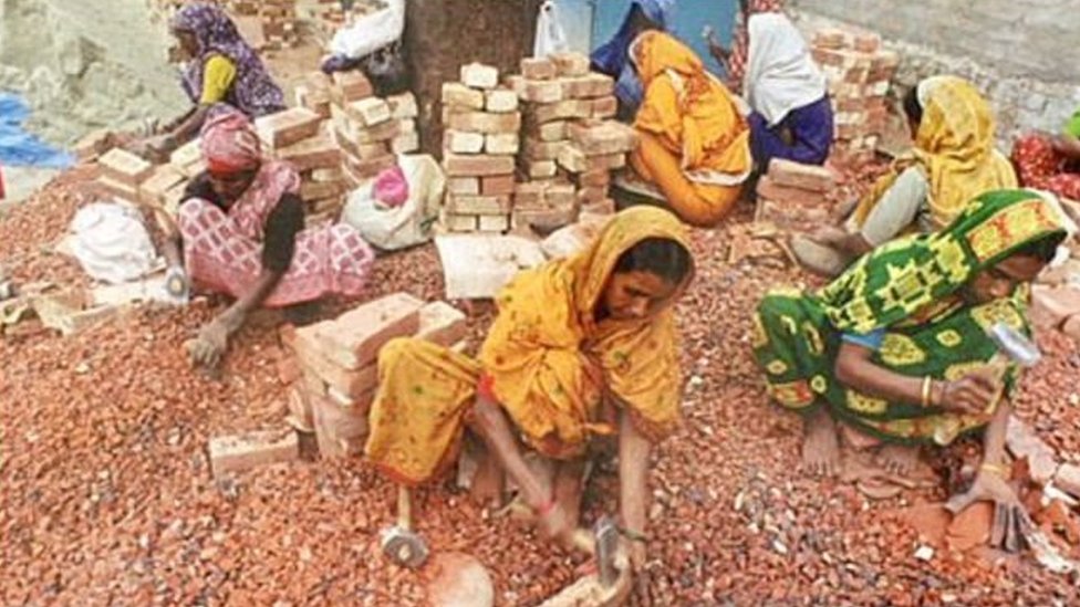 भारत के असंगठित क्षेत्र में बड़ी संख्या में महिलाएँ काम करती हैं भारत के असंगठित क्षेत्र में बड़ी संख्या में महिलाएँ काम करती हैं