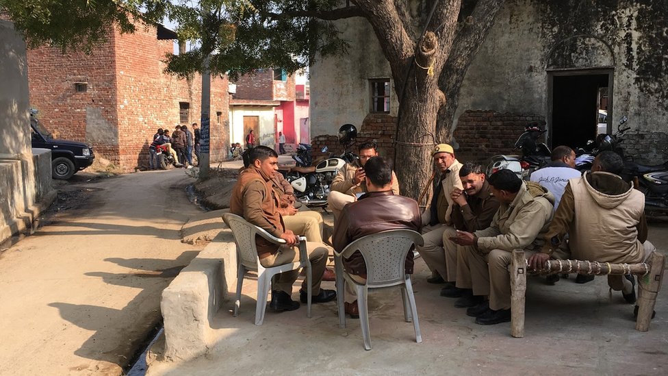 संजलि के घर के सामने पुलिस संजलि के घर के सामने पुलिस