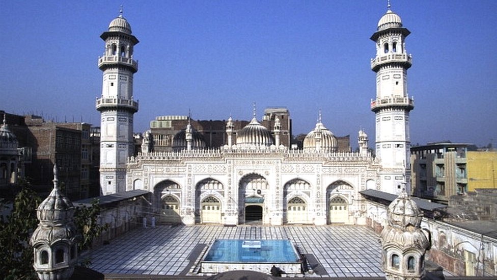 जहाँगीर के सिपहसालार महाबत ख़ाँ का पेशावर स्थित मकबरा जहाँगीर के सिपहसालार महाबत ख़ाँ का पेशावर स्थित मकबरा
