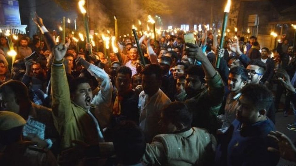 असम में बीजेपी की सहयोगी रही असम गण परिषद ने नागरिकता बिल के ख़िलाफ़ मार्च निकाला. असम में बीजेपी की सहयोगी रही असम गण परिषद ने नागरिकता बिल के ख़िलाफ़ मार्च निकाला.