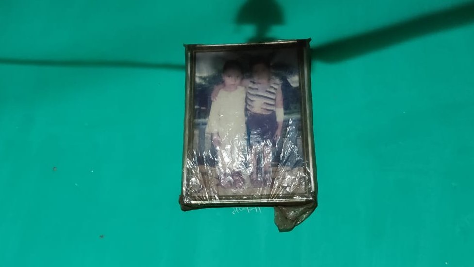 छोटे भाई के साथ संजना की छुटपन की तस्वीर छोटे भाई के साथ संजना की छुटपन की तस्वीर